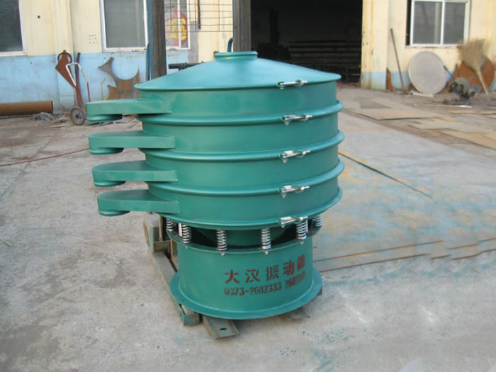 直徑1000型振動篩除了有碳鋼材質其還有不銹鋼+碳鋼，以及全不銹鋼的選擇，用戶可根據用戶物料的性質不同可進行選擇。